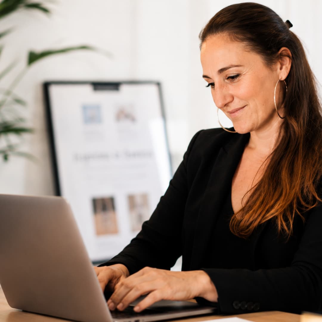 Sandrine Pradier, développeuse web, travaillant sur la création d'un site pour une cliente indépendante